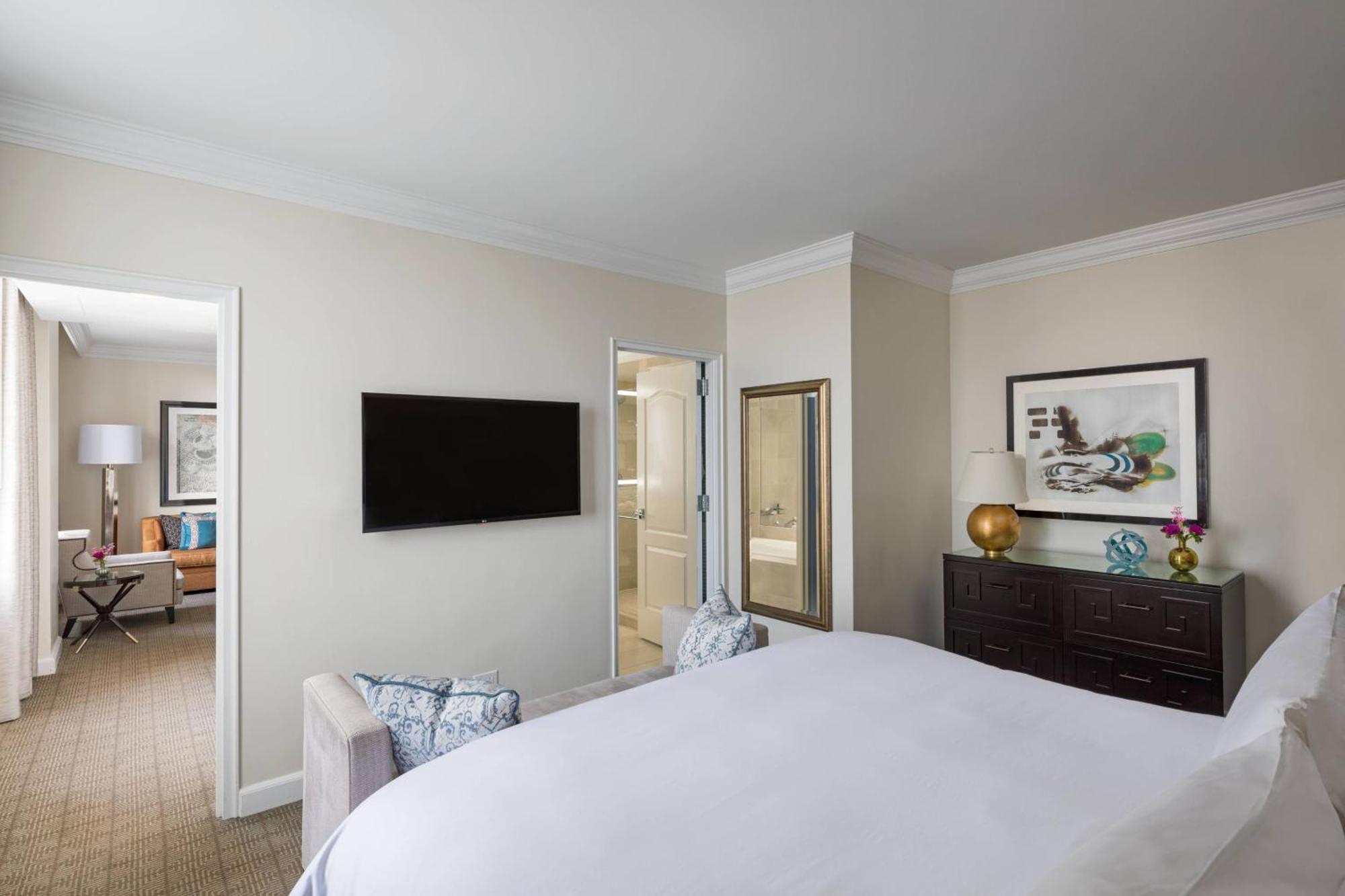 Suite, Club Lounge access, 1 Bedroom Suite, 1 King, Sofa Bed, City Hall view,1526304655:JPEG